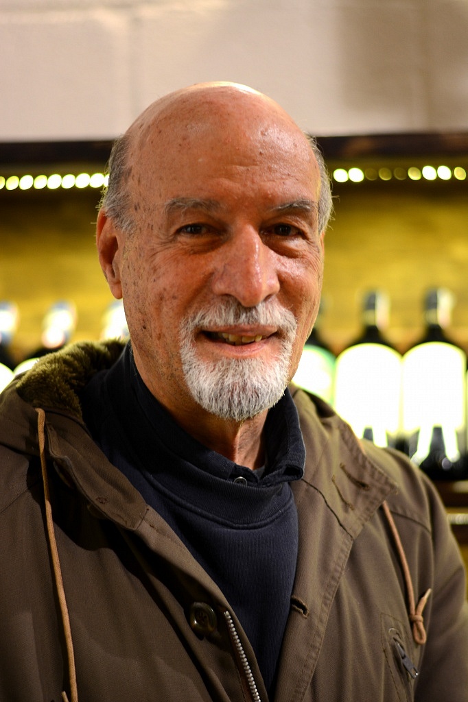 Cornelio Ridel em sua loja de vinhos
