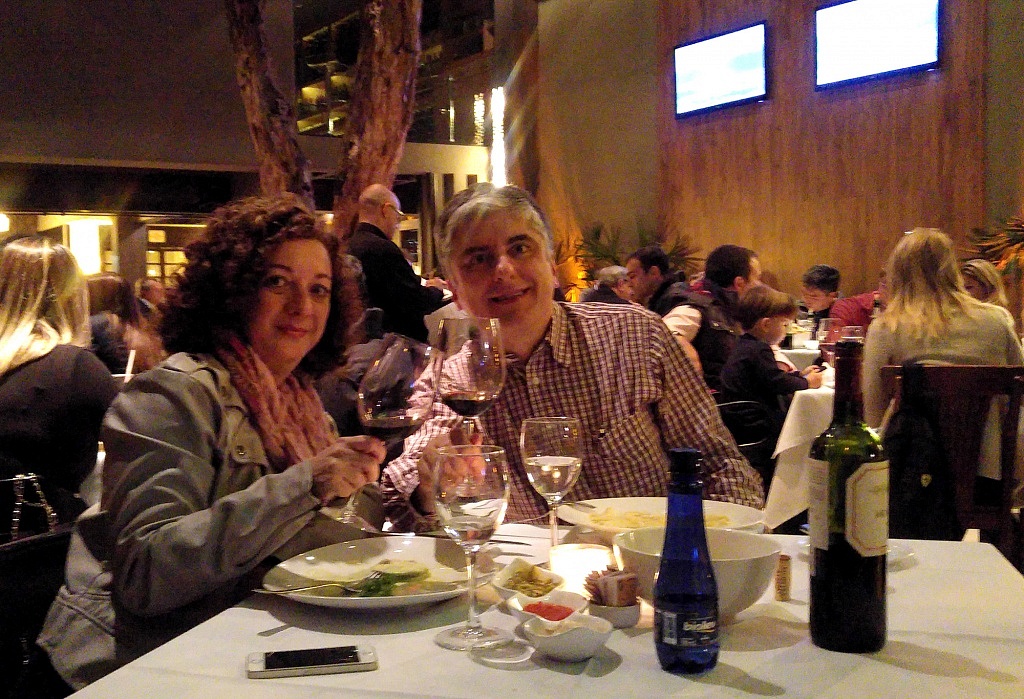 Renata e Emanuel no restaurante Lilló, em São Paulo