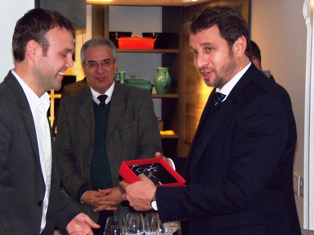 Diego Bertolini presenteia Ernani Polo com o Saca-Rolhas que é símbolo dos Vinhos do Brasil, criado pelos Irmãos Campana